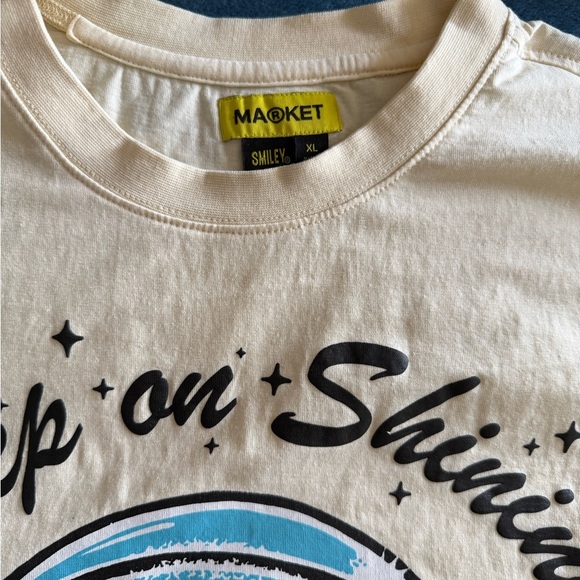 Graphic Tee with Smiley and Roses - Picture 3 of 5